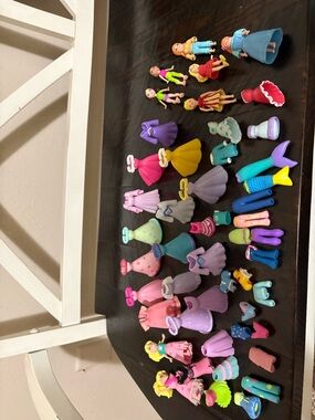 Large lot of vintage Polly pockets and clothes!